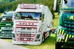 Ein Volvo FH mit Kastenaufbau von Sprinterfood am 29.8.26 beim Diemtigtaler Truck Treff.