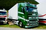 Ein Volvo FH mit Kastenaufbau von Sommer Transporte am 29.8.26 beim Diemtigtaler Truck Treff.