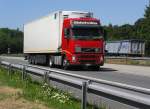 ..VOLVO FH 12 aus Italien -unterwegs als Kühltransporter im Sauerland am 19.7.10