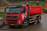 Volvo FM Kipper, beladen mit Bodenaushub, von Beton Weber, stand bei einer Straenbaustelle. 12.2025