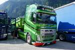 Ein Volvo FH Kippersattelzug von Addor Gstaad der am 14.7.24 beim Trucker Treffen in Ambri steht.