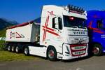 Ein Volvo Kippersattelzug von Zurbuchen am 27.6.26 beim Trucker Festival Interlaken.