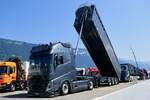 Ein Volvo mit Kipperauflieger von Precycling am 27.6.26 beim Trucker Festival Interlaken.