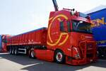 Ein Volvo Kippersattelzug von Constantin am 27.6.26 beim Trucker Festival in Interlaken.