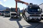 Mehrere Volvo Holztransporzt und Abrollcontainer von PLV Energieholz AG am 26.6.22 beim Trucker Festival Interlaken.