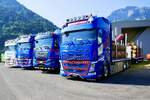 Ein Volvo Holztransporter und weitere LKW von Zurbuchen am 27.6.26 beim Trucker Festival Interlaken.