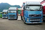 Zwei Volvo und ein Scania von Planzer am 26.6.16 beim Trucker Festival Interlaken.
