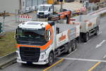 E. Raiss GmbH + Co. Baustoffhandel KG mit einem VOLVO FH Baustoff-LKW (Selbstlader) + Hänger am 04.03.21 Berlin Marzahn.