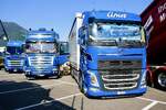 Ein Volvo mit Pritscheaufbau und zwei Scania von Arnet am 27.6.26 beim Trucker Festival Interlaken.