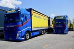 Ein Volvo mit Pritschenaufbau und Sattelzug von Benz Steffen am 27.6.26 beim Trucker Festival in Interlaken.