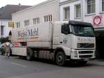 VOLVO einer Bayerischen Mühle ist mit einer Ladung Mehlsäcke, welche jetzt mühsam in die Backstube einer Bäckerei in Ried i.I. getragen werden müssen, vorgefahren;100122
