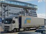 Volvo Sattelzug wartet im Fhrhafen in Kiel darauf auf die Fhre nach Gteborg fahren zu drfen.