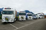 Ein DAF und mehrere Volvo von Krummen Kerzers am 26.6.16 beim Trucker Festival Interlaken.