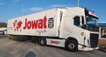 =Volvo FH-Sattelzug von JOWAT-Klebstoffe steht auf einem Rastplatz an der A 7 im März 2021