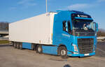 =Volvo FH-Sattelzug des polnischen Logistikers NATANEX steht auf einer Rastanlage an der A 7, 03-2021