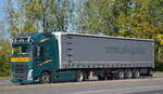 STL Logistik AG mit einem Sattelzug mit VOLVO FH 500 Zugmaschine am 30.09.22 Berlin Marzahn.