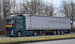 STL Logistik AG mit einem Sattelzug mit VOLVO FH 500 EURO6 Zugmaschine am 11.03.23 Berlin Marzahn.