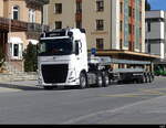 Volvo - Sattelschlepper als Spez.-Transport unterwegs in Davos am 03.10.2023