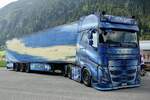 Der Outliner Volvo FH Sattelzug der für Widmer Transporte ist steht am 14.7.24 beim Trucker Treffen in Ambri.