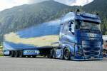 Ein Volvo FH Sattelzug  Outliner  der für Widmer Transporte ist am 14.7.24 beim Trucker Treffen in Ambri