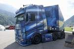 Der Volvo FH Sattelzug  Outliner  der am 14.7.24 beim Trucker Treffen in Ambri steht.