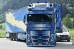 Der Outliner Volvo FH Sattelzug der von Thomann Nutzfahrzeuge aufgebaut wurde für Widmer Transporte bestimmt ist steht am 14.7.24 beim Trucker Treffen in Ambri.