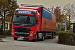 VOLVO FM Sattelzug, von Pinkers, legt einen Halt zum Entladen ein. 10.2025