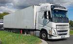 =Volvo FH 500-Sattelzug von GST-Logistika rastet im Juli 2025 an der A 3