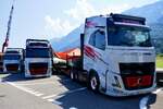 Ein Volvo Aero Sattelzug und weitere Volvo von Sutter am 27.6.26 beim Trucker Festival in Interlaken.