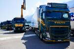 Ein Volvo Sattelzug und weitere LKW von Transport AG Entlebuch am 27.6.26 beim Trucker Festival Interlaken.