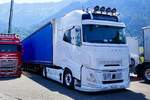 Ein weisser Volvo Aero Sattelzug am 27.6.26 beim Trucker Festival Interlaken.