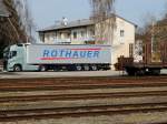 VOLVO-FH500 von Transporte Rothauer macht Wochenendpause am Rieder Bahnhof; 140322