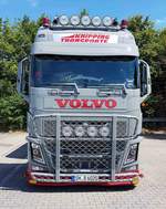=Volvo-Sattelzugmaschine von KNIPPING Transporte steht im Juli 2020 in Eichenzell