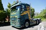 Eine Volvo Zugmaschine von Transport AG Entlebuch am 9.6.26 beim Truck Treffen Cholehof in Brugg.