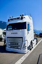 Eine Volvo FH Zugmaschine von Precycling am 27.6.26 beim Trucker Festival Interlaken.