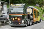 Ein Volvo Tieflader von Emil Egger bringt den zweiten neuen Zug für die BLM der am  13.5.24 in Lauterbrunnen ankommt.