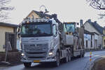 Volvo Schwerlastsattelzug beladen mit einem Radlader, aufgenommen 01.2026