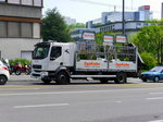 Volvo Glastransporter unterwegs in der Stadt Lausanne am 10.05.2016