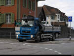 Volvo mit Spez. Ladeflache für Eisentransporte unterwegs in Münchenbuchsee