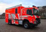 Berufsfeuerwehr Wiesbaden Volvo FMX 420 GW-Wasserrettung (Florian Wiesbaden 1/58) am 31.12.25 beim Silvester Abschwimmen 2025 in Mainz am Rheinufer