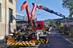 Volvo FM, Absetzkipper mit zus�tzlichem Kranaufbau, steht bereit um eine Tierrettung aus einem Graben vorzuf�hren.