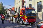 Volvo FM, Absetzkipper mit zus�tzlichem Kranaufbau, steht bereit um eine Tierrettung aus einem Graben vorzuf�hren.