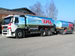 VOLVO-FM12  saugt  sich Treibstoff aus einem Kesselwagen am Bhf. Ried i.I.; 090402