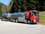 VOLVO FM-500 transportiert samt Hänger, die weisse Flüssigkeit von den Bauern zu den Milchverarbeitungsstätten;  150320