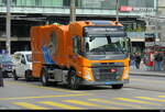 Volvo mit Spezial Container zum Waschen von Container unterwegs in der Stadt Bern am 14.11.2025