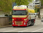 Volvo mit Tankaufbau unterwegs in Bottmingen am 10.04.2026