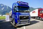 Ein Volvo mit Tankauflieger von Geelhoed am 27.6.26 beim Trucker Festival Interlaken.