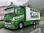 Ein Volvo Tiertransporter von Vianco am 27.5.24 in Gamsen parkiert.