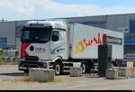 ein Mercedes electric Sattelschlepper an der Tankstelle f�r Strom in Kerzers am 11.07.2026