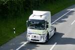 Ein Renault E-Tech Vorführfahrzeug am 28.6.24 auf dem Weg zum Trucker Festival in Interlaken auf der A8 bei Matten b.